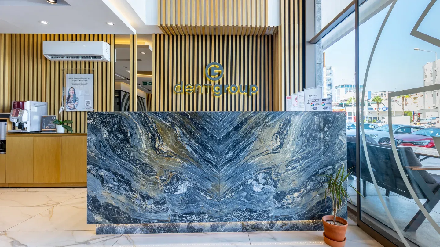 Reception desk at the Konyaaltı clinic