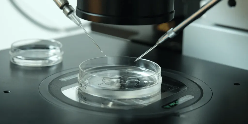 Equipo de micromanipulación del laboratorio de FIV